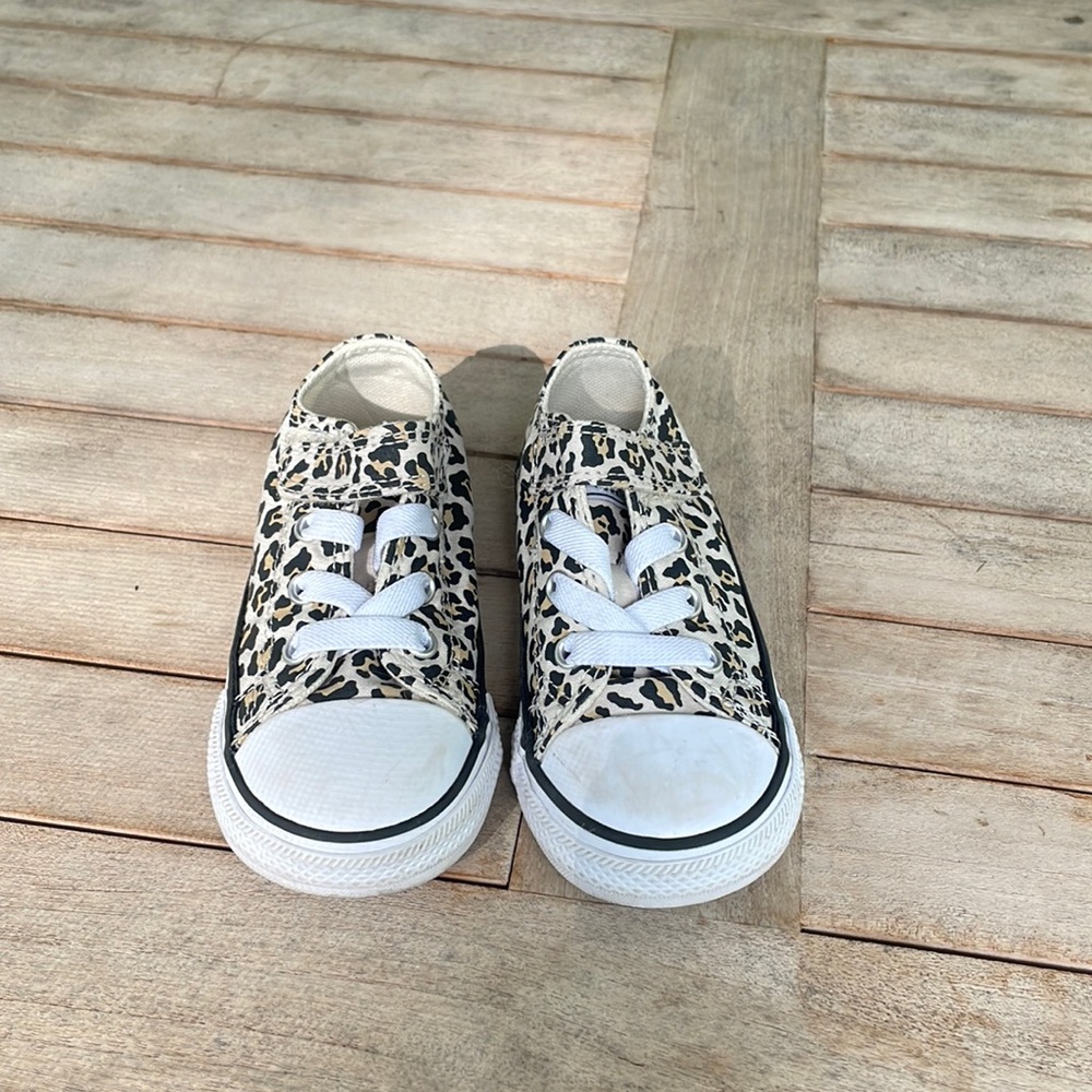 Size 7 leopard converse toddler shoes